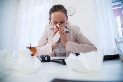 Schuften trotz Schnupfen: Dass Menschen vermehrt krank zur Arbeit gehen, wäre etwas, „was man sich dazu einkauft“ (Dr. Carolin Dietz), würde man die Lohnfortzahlung einschränken. Foto: