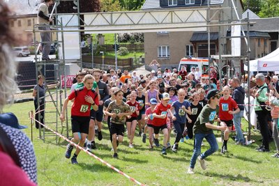 102 Läufer - von jung bis alt - schnürten für einen guten Zweck die Schuhe.