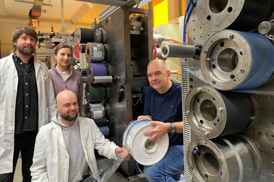 Wissenschaftler der TU an einer Rollendruckmaschine mit gedruckten Solarzellen.