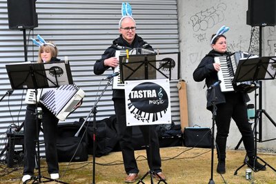 Die Gruppe Tastra spielt zur Unterhaltung bekannte Songs.
