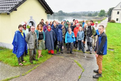 Staumeister Felix Zubrytzki (r.) erläuterte den deutschen, tschechischen und slowakischen Naturschützern am Großhartmannsdorfer Großteich Aufgabe und Funktion der Revierwasserlaufanstalt Freiberg. 