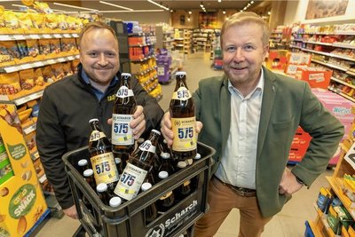 Aufs Jubiläum 575 Jahre Stadt Falkenstein kann mit einem Hellen und mit Festbier angestoßen werden. Die besonderen Biere, die im Thüringer Vogtland extra für Falkenstein gebraut werden, gibt es in den Lebensmittelmärkten von Ronny Kadelke (links). DEr Lebensmittelhändler hatte zusammen mit Bürgermeister Marco Siegemund die Idee zu dem besonderen Gerstensaft. 