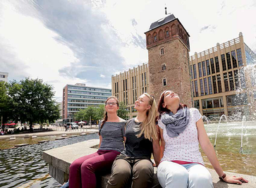 Sommer in Chemnitz: Rebecca Hillenbrand, Lisa Sandorf und Marleen Riedel (v.l.) genießen im Stadthallenpark die Sonnenstrahlen.