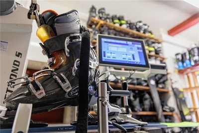 Technik steht am Sonnabend bereit, um die Ski anzupassen.