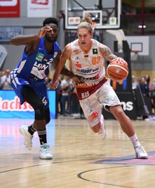 Malte Ziegenhagen (Niners) und Roland LAmour Nyama. 
