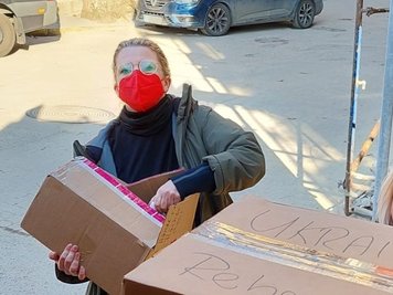 Die Chemnitzer Stadträtin und Landtagsabgeordnete Susanne Schaper (Linke) beim Ausladen der Hilfsgüter in Lwiw. In der Nacht zuvor hatte es im Umland der ukrainischen Stadt erstmals Luftangriffe gegeben. 