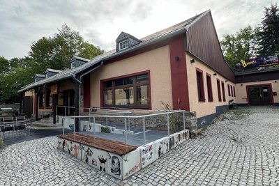 Im Nebengebäude befindet sich der große Tanzsaal samt Café mit Bar.