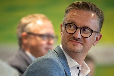 Thüringens Bildungsminister Christian Tischner (vorn), im Hintergrund sein Ministerpräsident Mario Voigt (beide CDU).