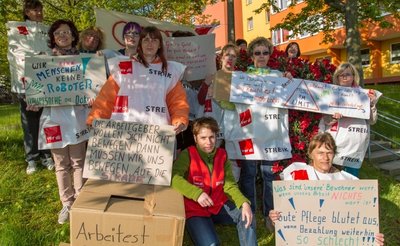 Die Mitarbeiter des Seniorenzentrums Cura in Stollberg machten gestern mit einem Warnstreik auf ihre Forderungen aufmerksam.