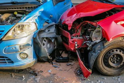 Drei Autos waren bei dem Unfall auf der Silberbachstraße in Schneeberg beteiligt.