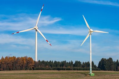 Vorn rechts: Eines der sechs Heidersdorfer Windräder, die ersetzt werden sollen. Hinten links: eine bestehende deutlich größere Anlage. Sie befindet sich auf Olbernhauer Flur und ist nicht Teil des Windparks.