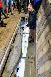 Der Staumeister erklärt im Riegelhaus das Regeln des Teichinhalts.