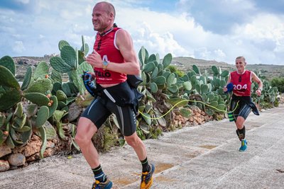 Per und Yvonne van Vlerken – hier bei einem Wettkampf auf Malta – zählten über Jahre zur Triathlon-Weltspitze auf der Langdistanz. Am Samstag startet das Ehepaar an der Koberbachtalsperre.