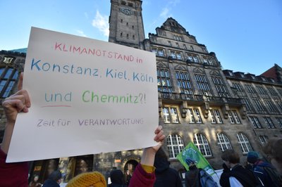 Vor dem Rathaus kam es während der Sitzung des Stadtrates zu Protesten.