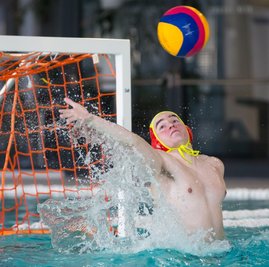 Den Ball fest im Visier hat der Plauener Torhüter Julian Ebert. Am Sonntag gegen den ASC Brandenburg brauchten er und sein Team erstmals in dieser Saison eine starke zweite Hälfte, um aus einem Rückstand noch den elften Sieg im elften Spiel zu machen.