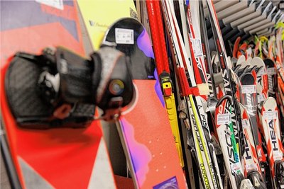 Jede Menge Ski alpin sind im Angebot. Was nicht so oft verkauft wird, sind Snowboards. Die wechseln eher online die Besitzer. Dabei ist die Beratung durch Experten nicht mit Geld zu bezahlen. 