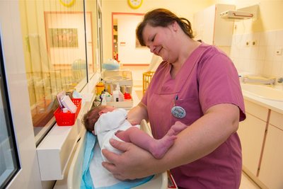 Bilder wie dieses gehören bald der Vergangenheit an: Hebamme Verena Jäckel im Kreißsaal der Kliniken Erlabrunn beim Wiegen eines Neugeborenen. Sie hat etwa 2000 Winzlingen auf die Welt geholfen.