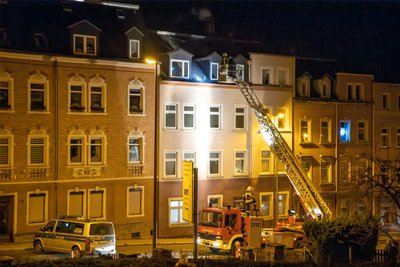 Mittels Drehleiter holte die Feuerwehr den Mann vom Dach herunter.