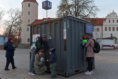 Das Kunstprojekt "U-Bahn" am Schloßplatz in Freiberg hat erste Neugierige angelockt.