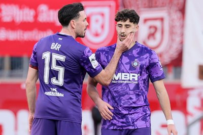 Marcel Bär (l.) versuchte Luan Simnica wieder aufzubauen. Der Mittelfeldspieler hatte soeben das 0:1 verschuldet.