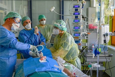 Pflegekräfte wie Mediziner der Intensiv-Stationen in Südwestsachsen müssen derzeit vor allem ungeimpfte Covid-Patienten versorgen. Von einer Situation wie zum Jahreswechsel 2020/2021 sind sie aber bislang weit entfernt. 