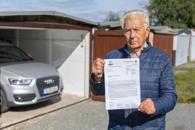 Klaus Schimansky fühlt sich enteignet: Seine Garage in Hinterhain hat er seit 1962. Er ist somit Erstnutzer. Die Fertigteilgarage, hergestellt bei Kirchberg, kostete damals 900 DDR-Mark. Der an die Pächter gegangene Brief weise formelle Fehler auf: er ist nicht unterschrieben, so Schimansky.  