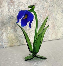 Der Preis "Blaue Akteursblume" besteht aus Glas.