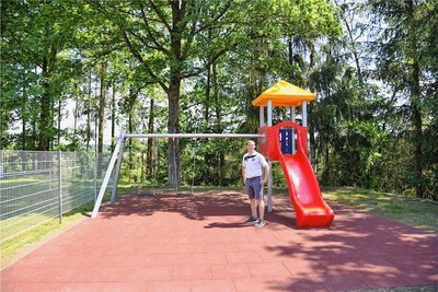 Felix Black, Vereinschef des Sportvereins Bobenneukirchen an dem neuen Spielgerät auf dem Vereinsgelände.