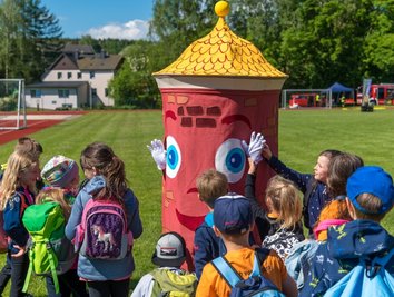 Fest-Maskottchen Uli war ständig dicht von Kindern umringt. 
