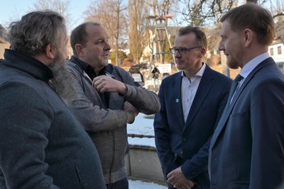 Sachsens Ministerpräsident Michael Kretschmer (r.) hat den Passionsspielverein Zschorlau besucht. Vereinschef Michael Dehnel (v. l.), René Förster vom Verein und der CDU-Bundestagskandidat Alexander Krauß.