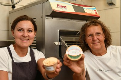 Carmen Hainich und Tochter Caterina Münch stellen italienisches Eis in verschiedenen Sorten her. Auch Eistorten sind im Angebot.