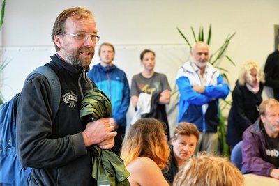 Jens Weber (l.), Mitglied der Grünen Liga Osterzgebirge, organisierte und leitet das trilaterale Projekt, das im Mai begann.
