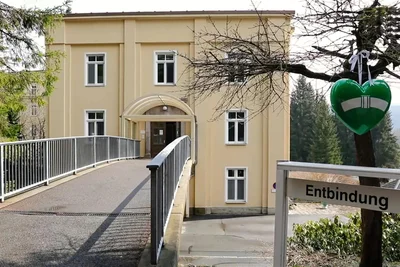 Über diese kleine Brücke sind in den letzten Jahrzehnten zahlreiche werdende Eltern gelaufen, die ihre Familie vergrößert oder komplettiert haben.