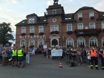 Mehr als 200 Menschen riefen in Sprechchören unter anderem: Wir sind hier, wir sind laut, weil ihr unsre Zukunft klaut.
