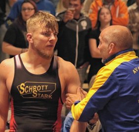 Er schwimmt derzeit auf einer Erfolgswelle: Patryk Dublinowski (links) gewann auch in Lichtenfels und holte drei Punkte für den AV Germania. Rechts Trainer André Backhaus. 