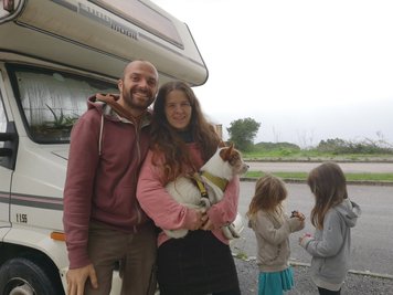 Chris und Julia Schmiedel mit ihren beiden Töchtern und ihrem Hund Gajo, einem portugiesischen Podengo, der seit etwas einem Jahr zur Familie gehört, vor ihrem kleinen, rollenden Zuhause in Zentralportugal. Foto: Familie Schmiedel