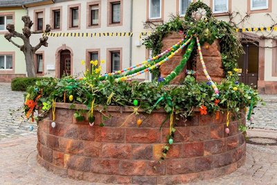 Rund um den geschmückten Brunnen auf dem Rochlitzer Clemens-Pfau-Platz soll am Wochenende gefeiert werden. 