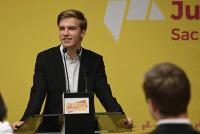 Alte weiße Männer am Rednerpult? Das will Kai Neubert ändern. Hier spricht er beim Landeskongress der Jungliberalen Aktion Sachsen in Chemnitz 2025.