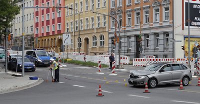 Die ramponierten Fahrzeuge stehen auf der Kreuzung, während die Polizei den Unfall aufnimmt.