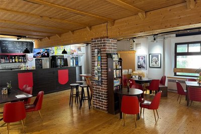 Im Café samt Bar hat sich einiges getan. Im 100 Jahre alten Gebäude nebenan besteht jedoch großer Sanierungsbedarf.