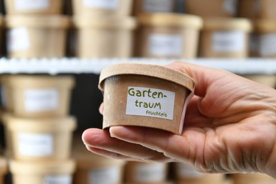 Der Gartentraum ist eine ungewöhnliche Eissorte. Enthalten sind unter anderem Kräuter wie Basilikum und Pfefferminze.