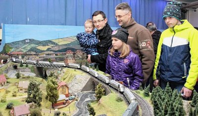 Tristan mit Vater Ray Kropp aus Crottendorf, Aline Neubert, Vater Andreas Neubert und Steve Neubert aus Mildenau bewundern als Gäste die Schau der Modellbahnfreunde aus Cunersdorf. 