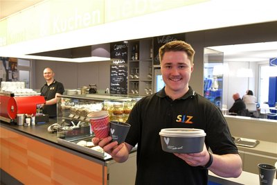Im Campus Café an der Burgstraße freut sich Maxim Kulikov über das neue Mehrweggeschirr. Die To-Go-Nachfrage ist hier laut David Kleist (hinten) bislang aber eher verhalten.
