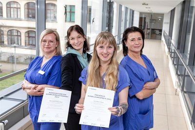 Praxisanleiterin Therese Schantora, Kristin Schubert, Leiterin des Helios Bildungszentrums Plauen, sowie Nicole Kuthe, Stellvertretende Anästhesieleitung, freuen sich mit Kimberely Schwarze (2. von rechts) über die Auszeichnung.