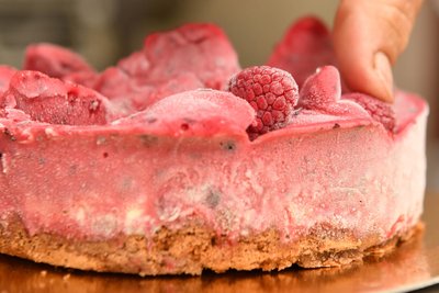 Die Eistorten werden auf Bestellung für Hochzeiten und Geburtstage hergestellt. Für Spontanentschlossene gibt es fertige Torten im Sortiment.