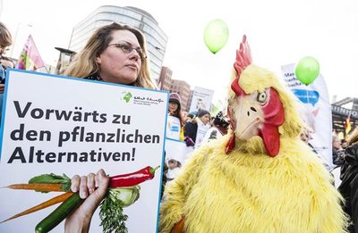 Die einen demonstrierten vor der Messe gegen Massentierhaltung.
