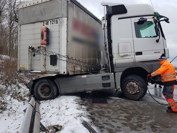 Auf der A72, zwischen Zwickau Ost und Hartenstein, kam es am Mittwochvormittag zu Behinderungen. Ein Laster geriet auf der glatten Fahrbahn in die Leitplanke.