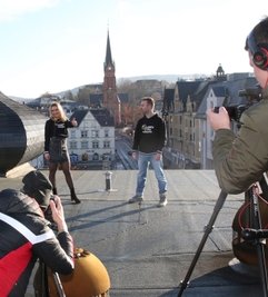 Sophia Verena Trzarnowski und ihr Manager Markus Illmann beim Dreh auf dem Dach des Hotels Blauer Engel in Aue. 