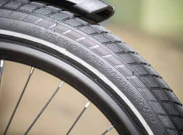 Zu wenig Luft? Zu viel? Der richtige Reifendruck steht meist direkt auf der Reifenflanke.