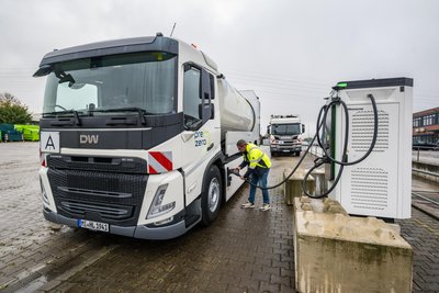 Für das neue Sammelfahrzeug mit elektrischem Antrieb hat Prezero an seinem Standort in Aue-Alberoda extra eine Ladesäule aufgestellt.